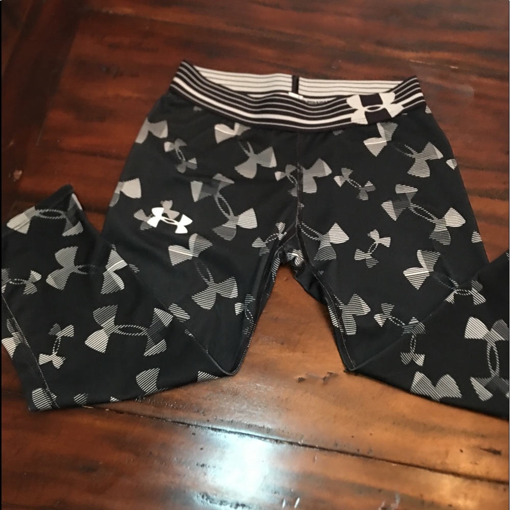black and white under armor crop leggings